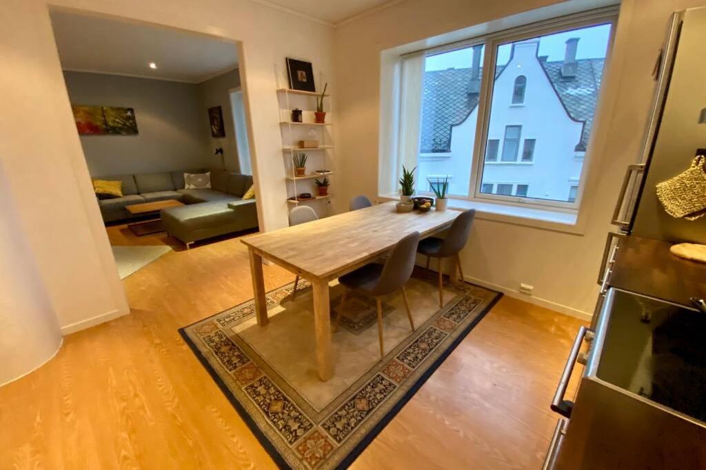 Nice And Central Apartment In Quiet Area 올레순 외부 사진